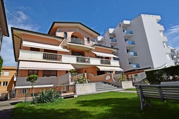 Villa Lory 利尼亚诺萨比亚多罗 外观 照片